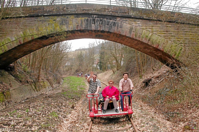 Bahn 232.jpg - In der Mitte thront die Draisinenkönigin während die Lakaien in die Pedale treten.